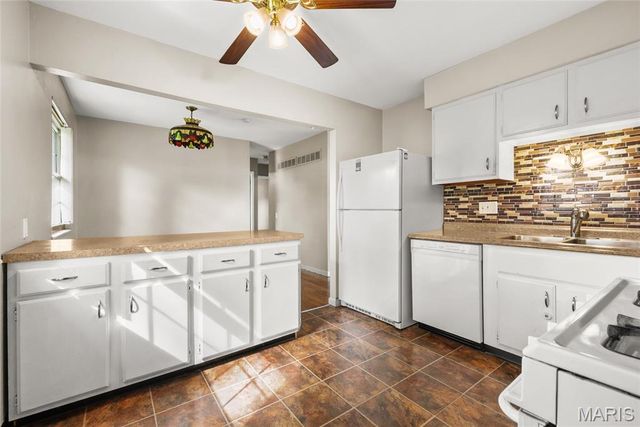 2558 Carousel Court, Florissant, MO 63031