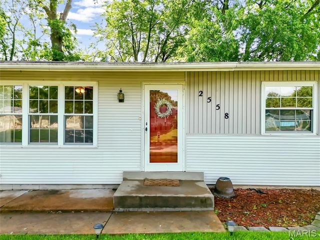 2558 Carousel Court, Florissant, MO 63031