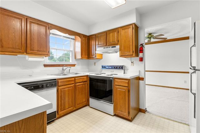 371 Knells Ridge DR, Chesapeake, VA 23320