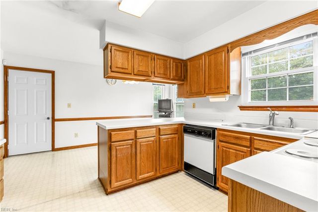 371 Knells Ridge DR, Chesapeake, VA 23320