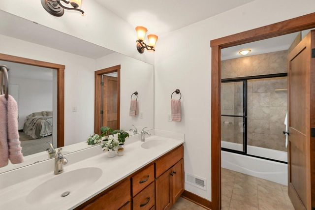 1005 E Oak COURT, Oak Creek, WI 53154