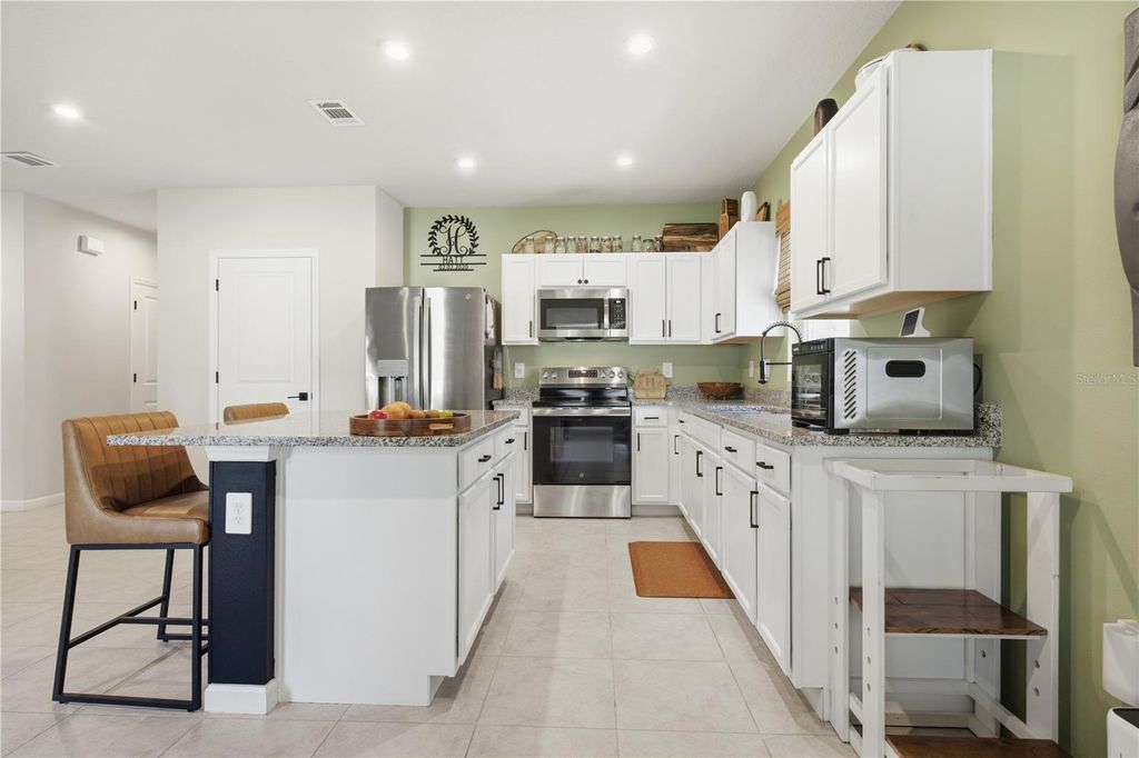 Image 3 of property listing at 822 170TH COURT E, Bradenton, FL 34212