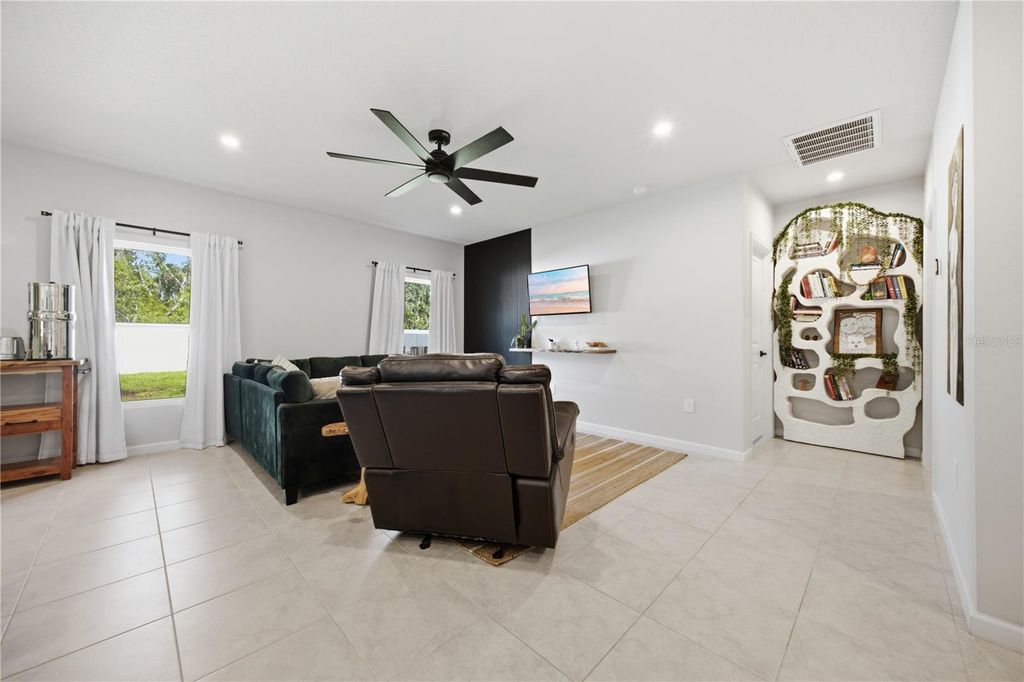 Image 4 of property listing at 822 170TH COURT E, Bradenton, FL 34212