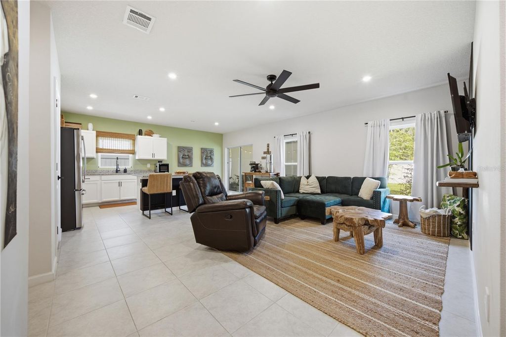 Image 5 of property listing at 822 170TH COURT E, Bradenton, FL 34212