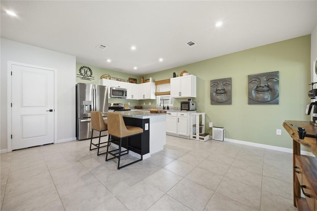 Image 6 of property listing at 822 170TH COURT E, Bradenton, FL 34212