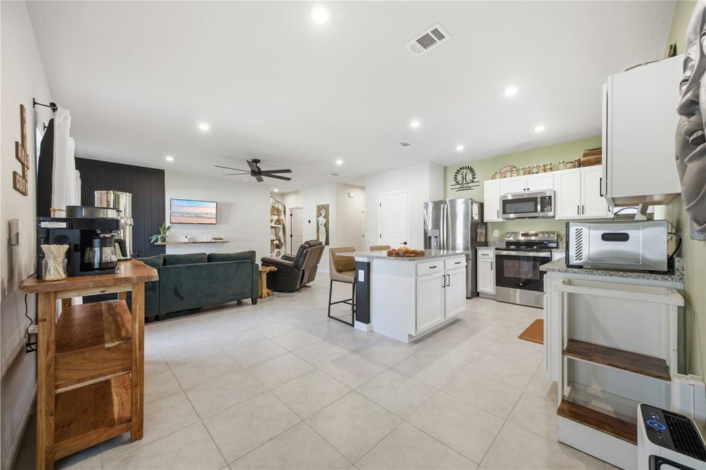 Image 7 of property listing at 822 170TH COURT E, Bradenton, FL 34212