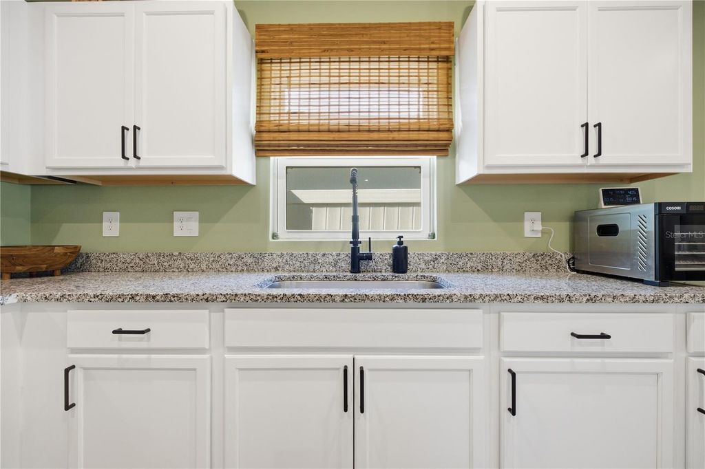 Image 8 of property listing at 822 170TH COURT E, Bradenton, FL 34212