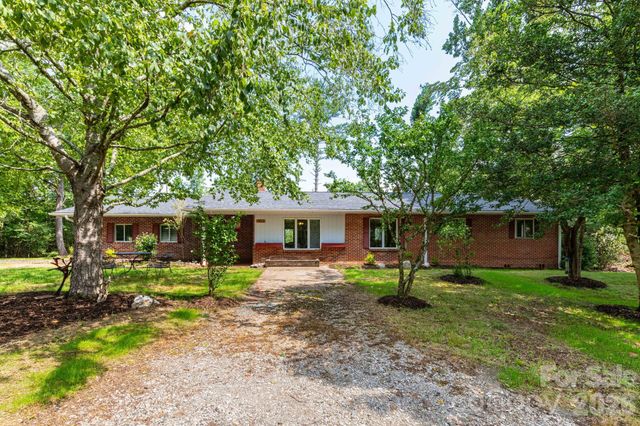 1860 Deer Park Lake Road, Spruce Pine, NC 28777