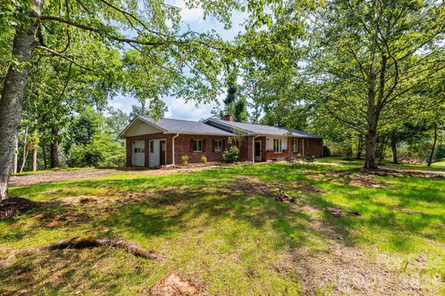 1860 Deer Park Lake Road, Spruce Pine, NC 28777