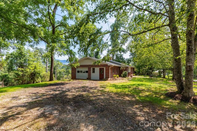1860 Deer Park Lake Road, Spruce Pine, NC 28777