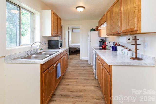 1860 Deer Park Lake Road, Spruce Pine, NC 28777