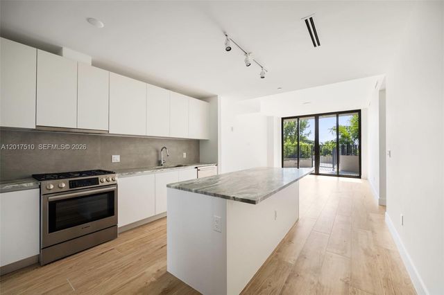 3034 Oak Ave 203, Coconut Grove, FL 33133