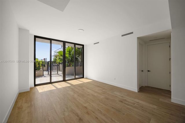 3034 Oak Ave 203, Coconut Grove, FL 33133