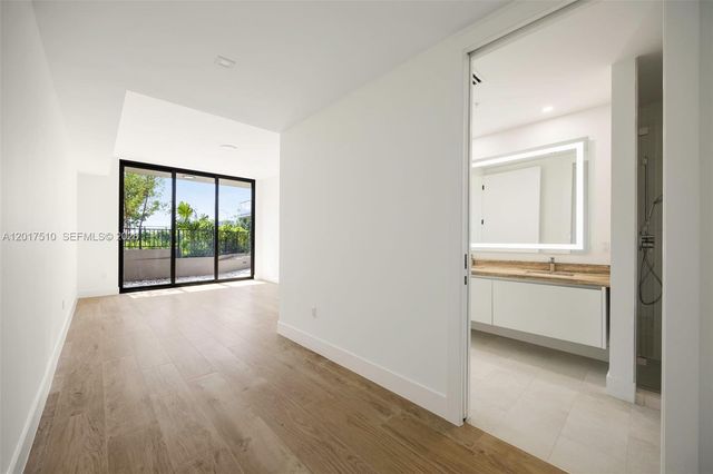 3034 Oak Ave 203, Coconut Grove, FL 33133