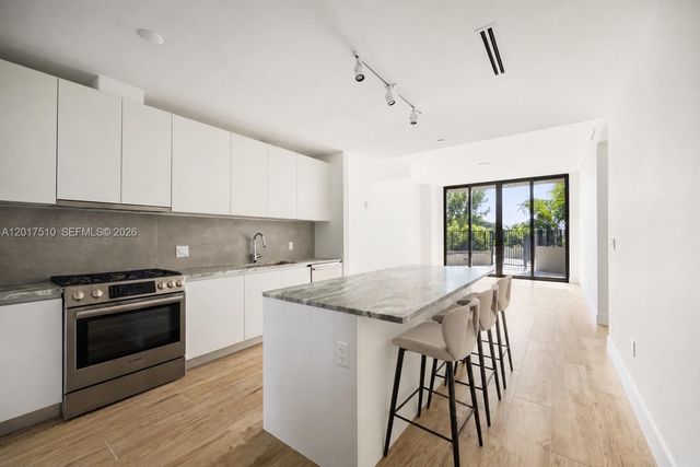 3034 Oak Ave 203, Coconut Grove, FL 33133