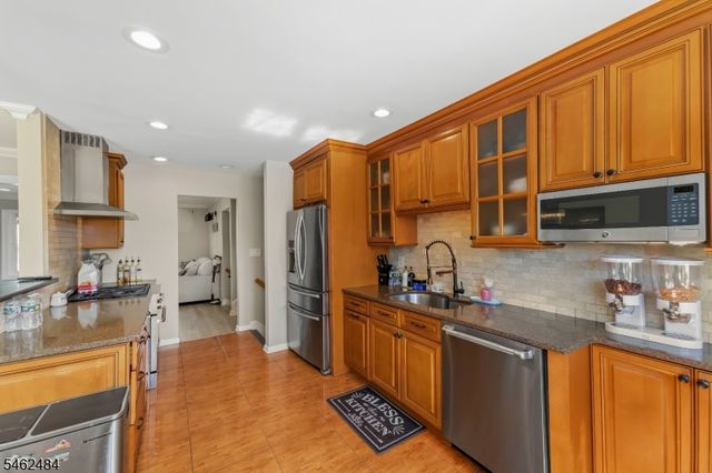 5 Sumutka Ct, Carteret Boro, NJ 07008