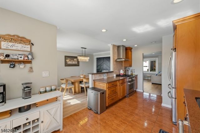 5 Sumutka Ct, Carteret Boro, NJ 07008