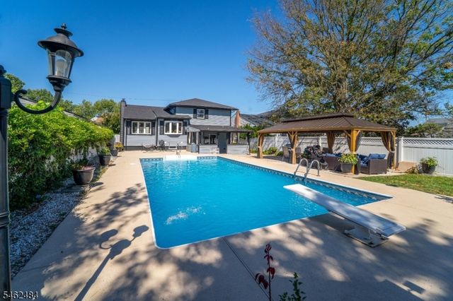 5 Sumutka Ct, Carteret Boro, NJ 07008