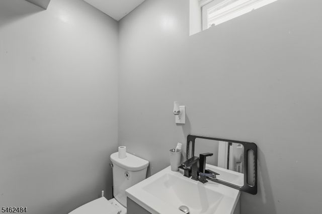 5 Sumutka Ct, Carteret Boro, NJ 07008