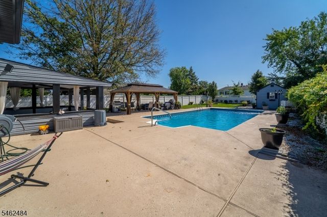 5 Sumutka Ct, Carteret Boro, NJ 07008