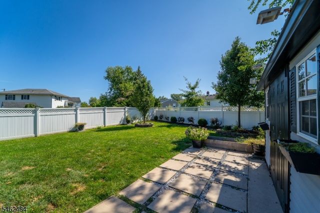 5 Sumutka Ct, Carteret Boro, NJ 07008