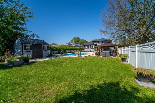 5 Sumutka Ct, Carteret Boro, NJ 07008
