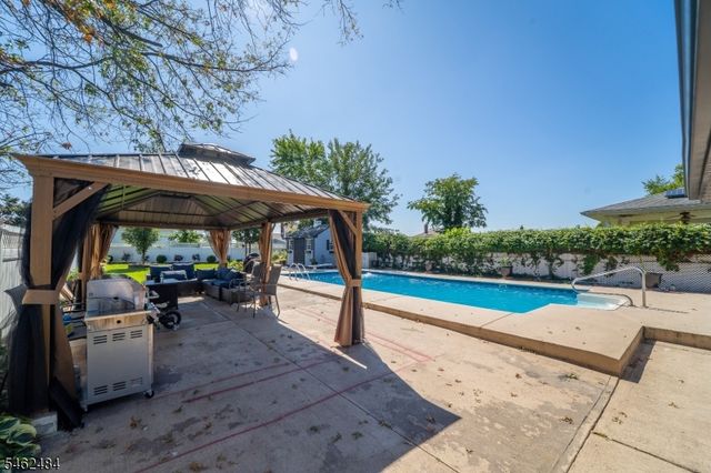 5 Sumutka Ct, Carteret Boro, NJ 07008