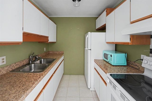 8555 112TH STREET N 204, Seminole, FL 33772