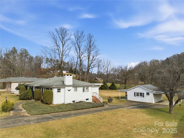 940 Meadowlane Drive NW, Lenoir, NC 28645