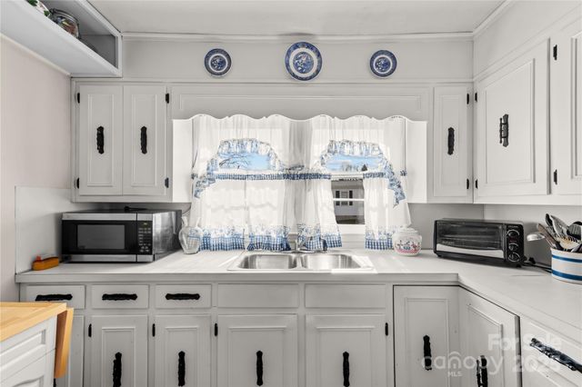 940 Meadowlane Drive NW, Lenoir, NC 28645