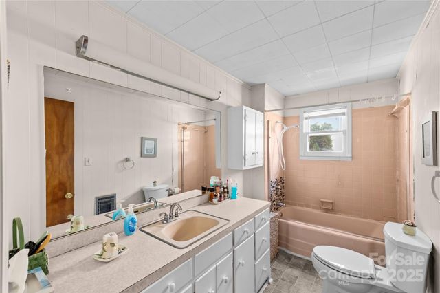 940 Meadowlane Drive NW, Lenoir, NC 28645