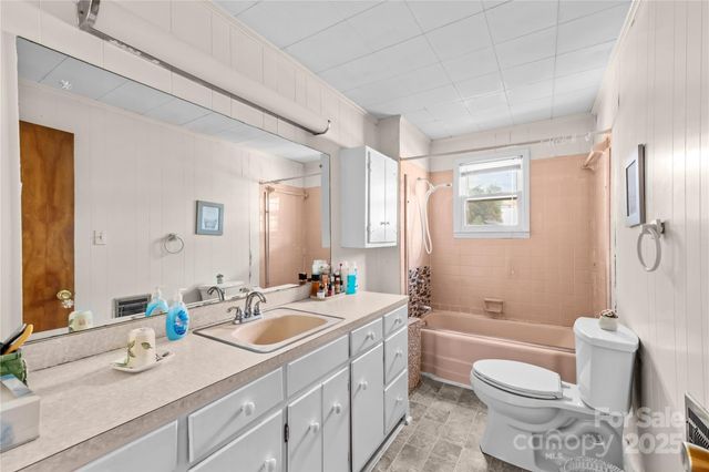 940 Meadowlane Drive NW, Lenoir, NC 28645