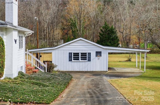 940 Meadowlane Drive NW, Lenoir, NC 28645