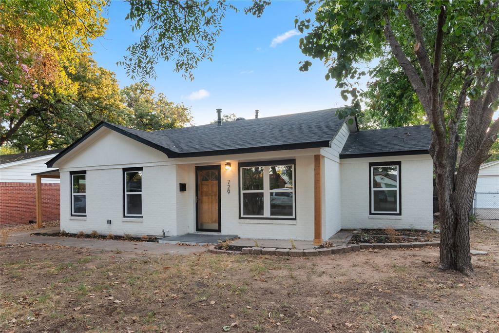 729 Thersa Drive, River Oaks, TX 76114 — exterior