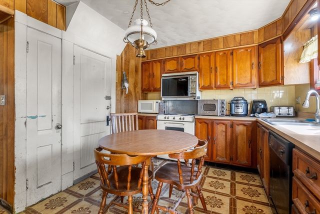 224 Riverdale St, West Springfield, MA 01089