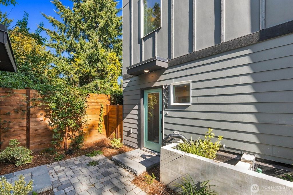 806 B S Rose Street, Seattle, WA 98108