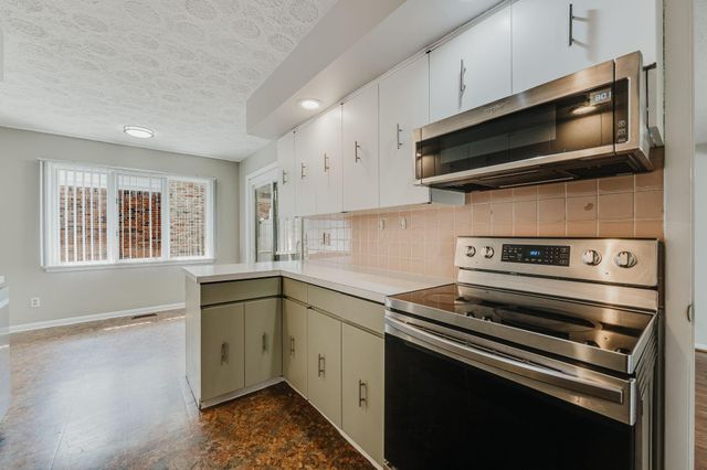 2801 Wellsford Lane, Springfield, OH 45503