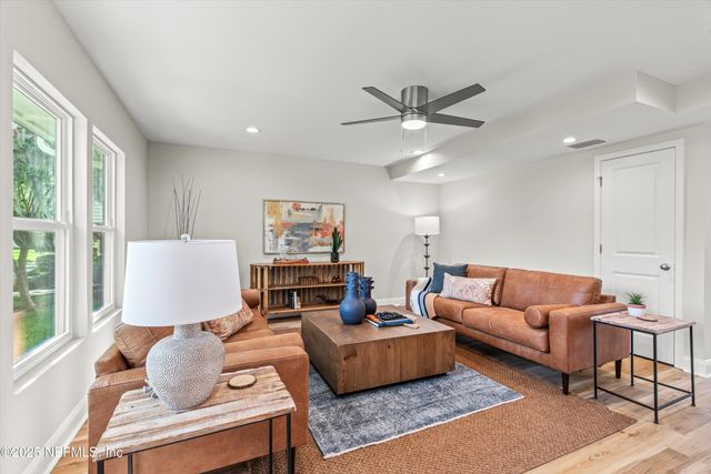 8211 KENSINGTON Square, Jacksonville, FL 32217