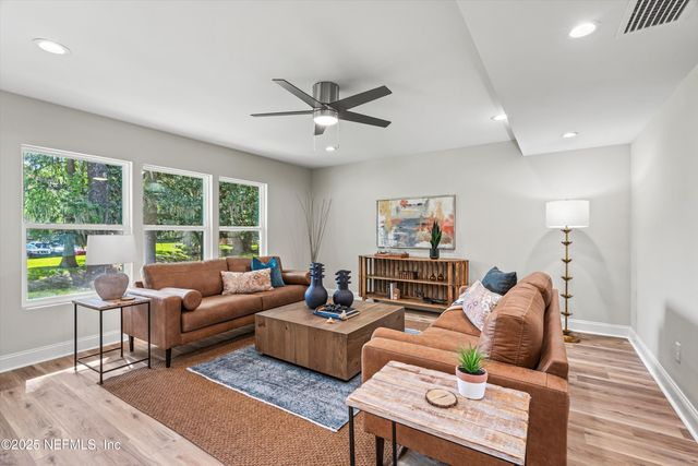 8211 KENSINGTON Square, Jacksonville, FL 32217