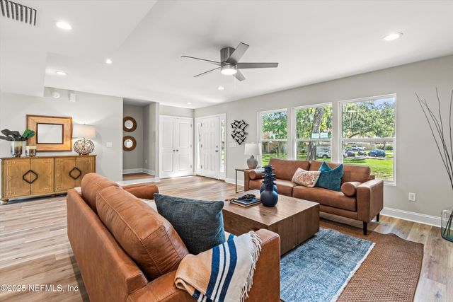 8211 KENSINGTON Square, Jacksonville, FL 32217