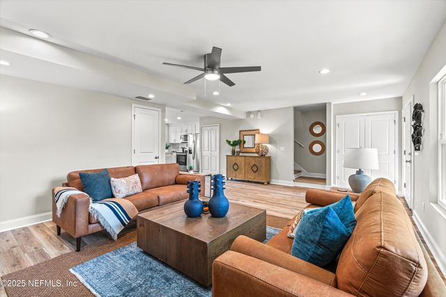 8211 KENSINGTON Square, Jacksonville, FL 32217