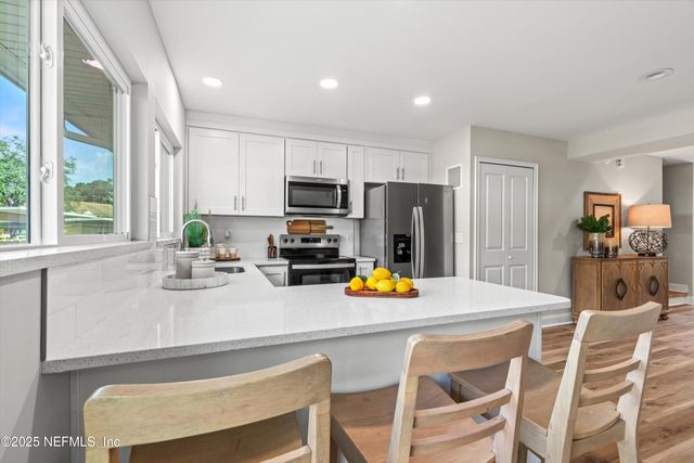 8211 KENSINGTON Square, Jacksonville, FL 32217