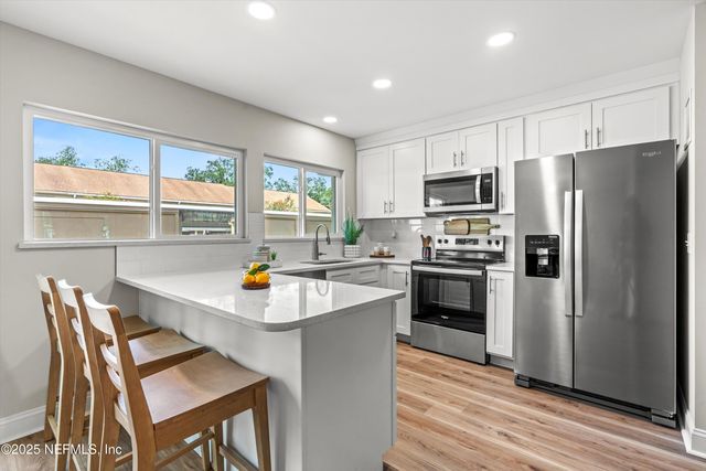 8211 KENSINGTON Square, Jacksonville, FL 32217