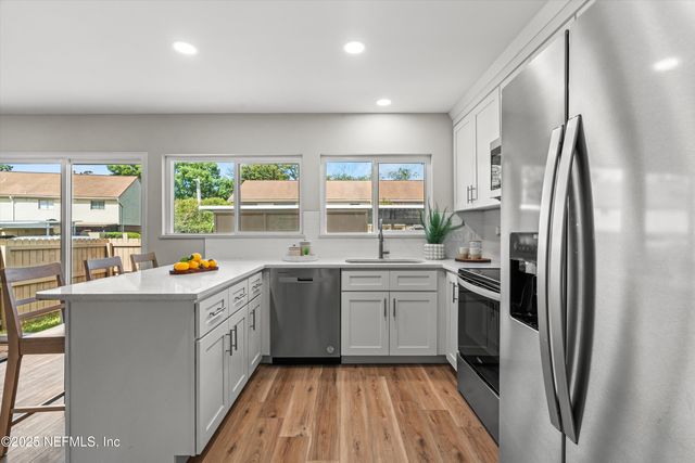 8211 KENSINGTON Square, Jacksonville, FL 32217