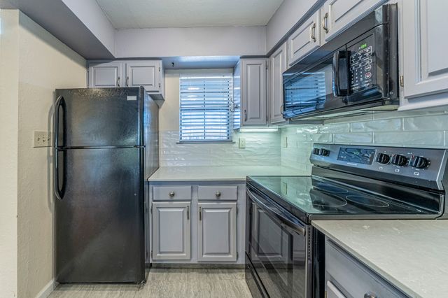 2733 Silver Creek Drive 205, Arlington, TX 76006