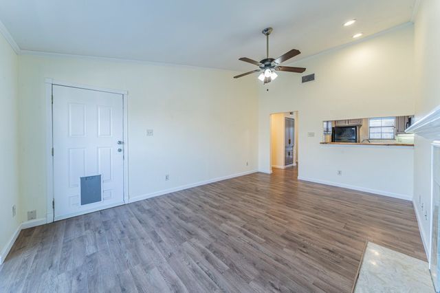 2733 Silver Creek Drive 205, Arlington, TX 76006