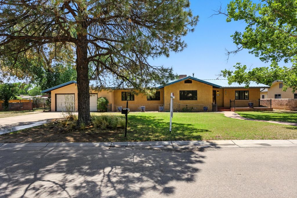 934 Fairway Road NW, Albuquerque, NM 87107