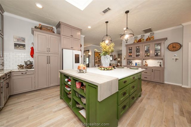 1308 Brook Hollow Drive, Bryan, TX 77802