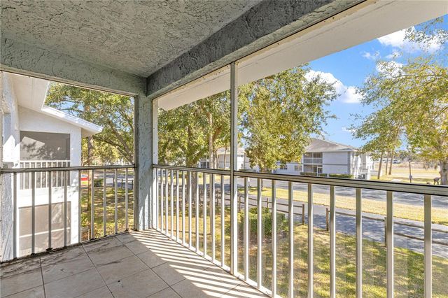 588 FAIRWAYS LANE E201, Ocala, FL 34472