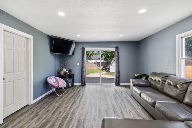 1275 E 36th Court, Des Moines, IA 50317